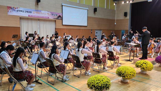 여주 창명여중, ‘음악이 흐르는 학교’ 성황... 임태희 교육감 참석