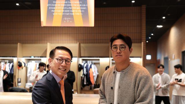 “준우승에도 빛났다”… 한화 김승연회장, 선수단에 대박 선물 쐈다