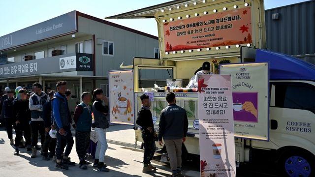 광주 '중앙공원 롯데캐슬 시그니처' 입예협, 롯데건설 현장 근로자들에 커피차 응원