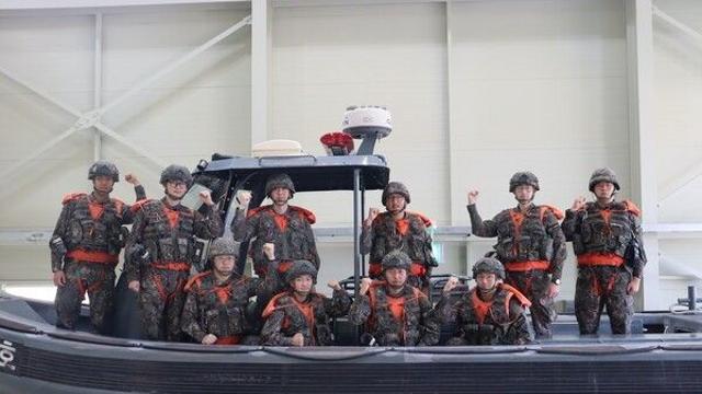 육군 제9보병사단 임진강대대, 전복 어선 어민 2명 신속 구조