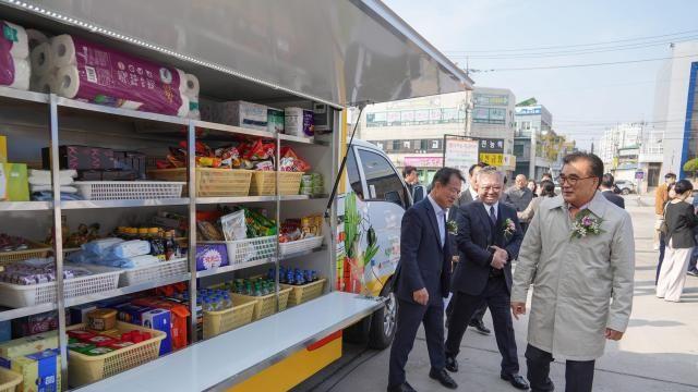 서천군, 이동식 편의점 '황금마차' 출범… 농촌 식품공백 해소·노인 일자리 창출
