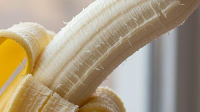 “먹어도 될까?” 바나나 껍질 안 쪽 '하얀 실' 정체, 알고 보니…