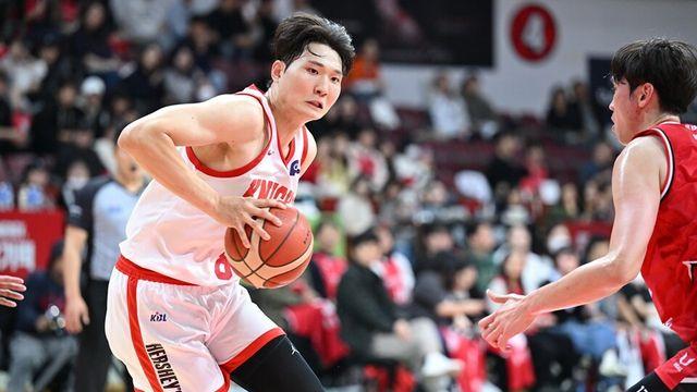 워니·안영준 47점 합작… 프로농구 SK, 정관장에 68-66 승