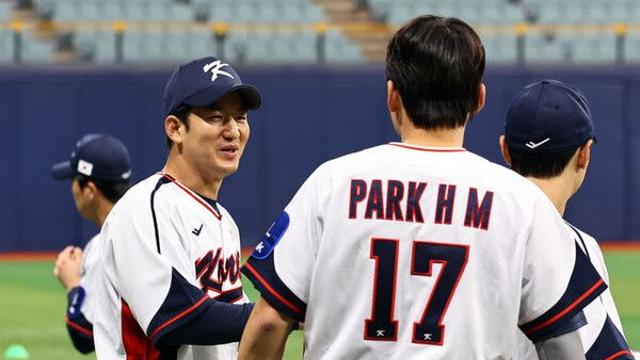 17년 만의 첫 태극마크…한화·대표팀 안방 모두 품은 최재훈