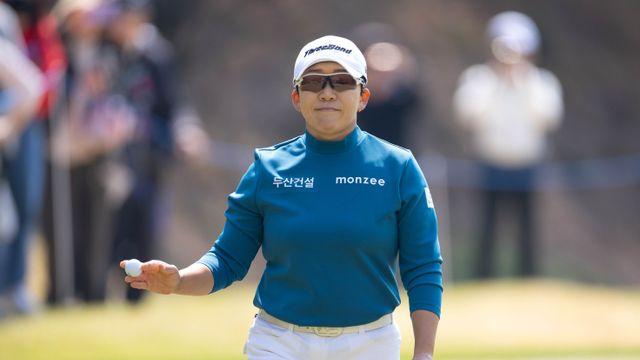 '일본 초강세 속에 빛난' 신지애, LPGA 투어 토토 재팬 클래식 2R 공동 1위