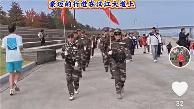 [샷!] 한강공원서 중국인들 군복 단체 행진?(종합)