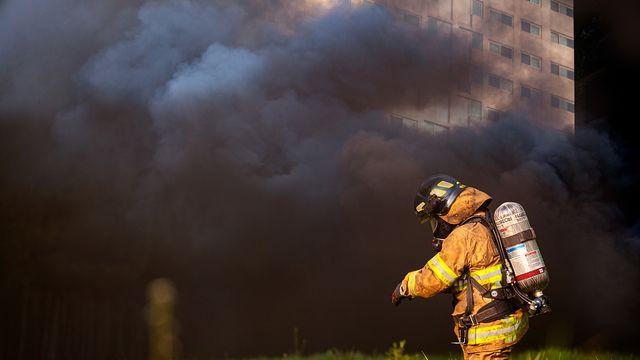 인천 송림동 용접 공장서 화재…검은 연기 치솟아