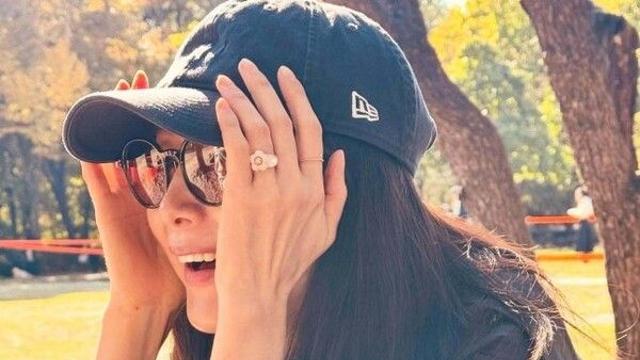 최지우, 가을 나들이 일상도 '화보 그 자체'…모자로 얼굴 가려도 뚫고 나오는 '독보적 미모' 과시