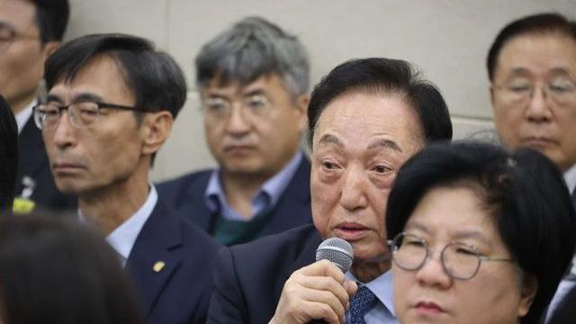 “새까만 사람들” 김철수 대한적십자사 회장, 인종차별 논란에···결국 ‘사의’