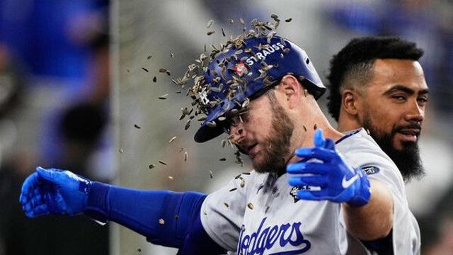 'WS 2연패' 다저스, 구단 옵션 145억원에 내야수 먼시와 동행 연장