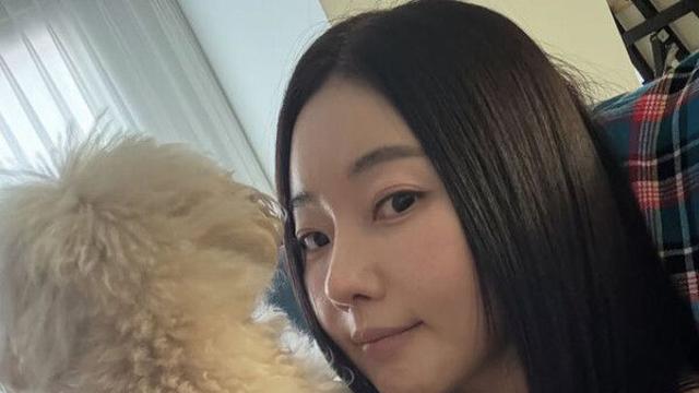 47세 김사랑 동안 미모 과시…반려견과 찰칵