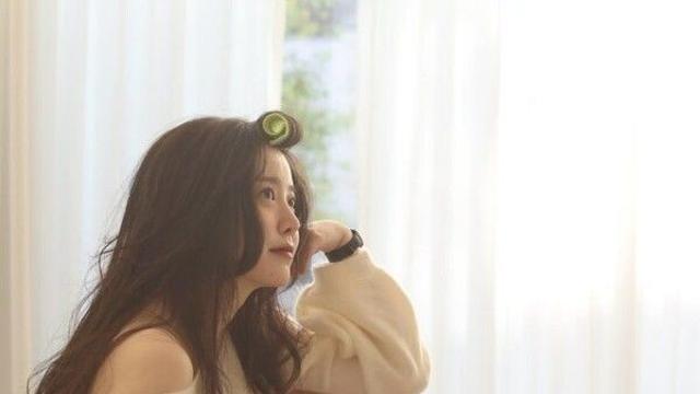 구혜선, '폭풍 다이어트' 근황 공개…특허 낸 헤어롤 화보서 '청순 미모' 극대화