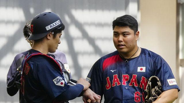 일본야구대표팀, 한국전 대비 훈련 시작…피치클록·피치컴 적응