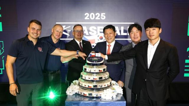 평가전 앞둔 KBO, 환영 행사로 체코 반겼다 