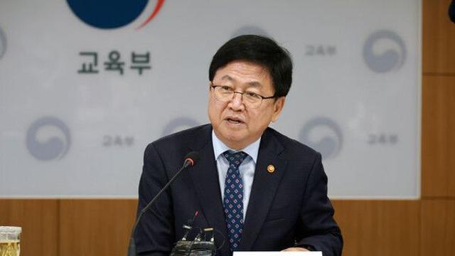 최교진 교육부 장관, 고교 현장 방문해 수능 준비상황 점검