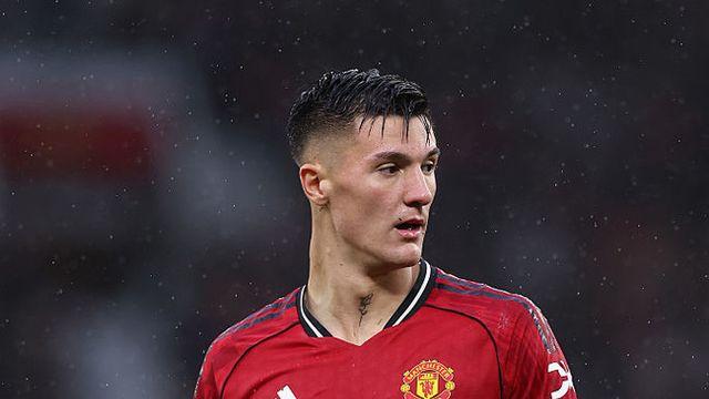 “세슈코는 최고의 선수가 될 것, 맨유 9번은 힘든 일이야” 네빌 비판에 답한 디렉터