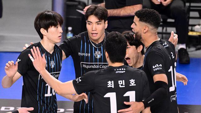 '레오·신호진·허수봉 46점' 현대, 우리카드 꺾고 선두 탈환