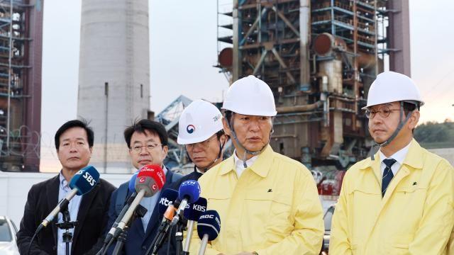 울산화력 붕괴 이틀째 밤샘 수색…실종자 2명 구조 총력