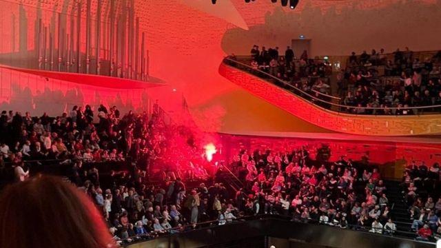 이스라엘 필하모닉 파리 공연서 친팔 활동가들 연막탄 방해