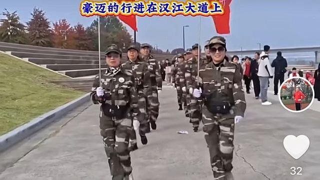 한강공원서 중국인 ‘군복 행진’ 논란⋯처벌 가능할까?