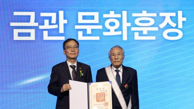 황석영 금관훈장…김영수 차관 “K컬처 성취는 예술인 열정·헌신 덕”