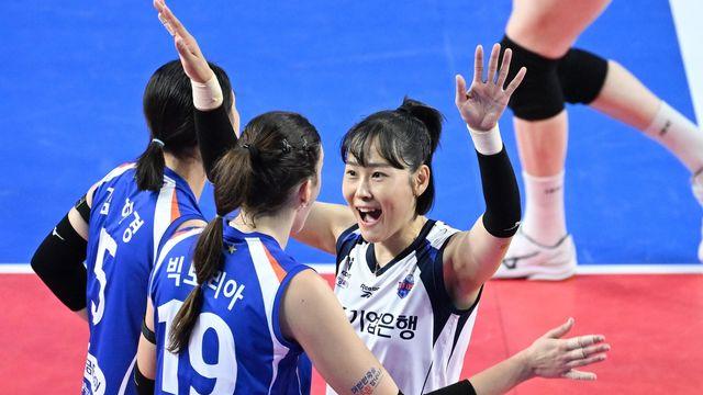 프로배구 '철인' 여오현 코치, '최리' 임명옥에 