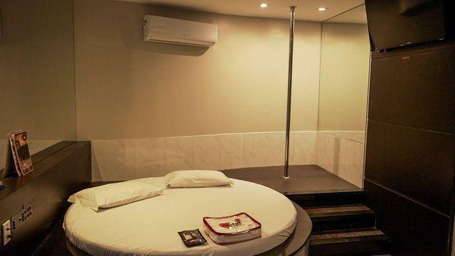 천장 거울도, 에로틱한 사진도 전부 가린다 … COP30 기간 특수 노리는 '러브모텔'들