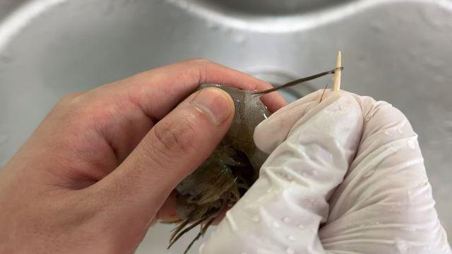 “똥·혈관 아니다”…생새우 등 뒤에 '검은 줄', 먹어도 될까?