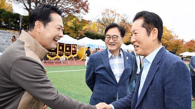 정청래·장동혁, 사진기자 체육대회서 화합…