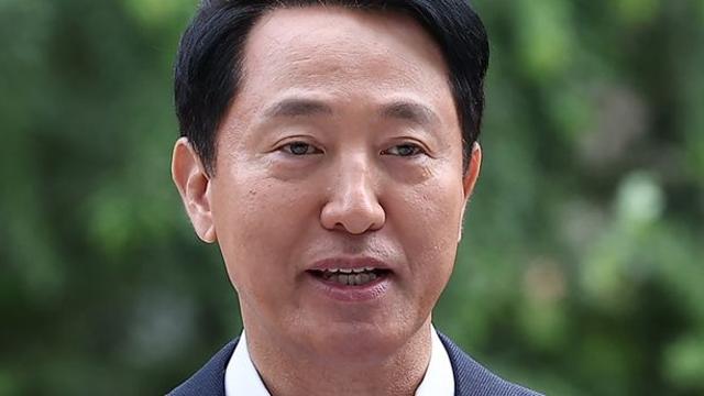 오세훈·명태균 특검 동시 출석…오 시장, 기사 제시하며 혐의 부인
