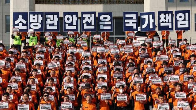 '죽어야 영웅' 되는 소방관들…