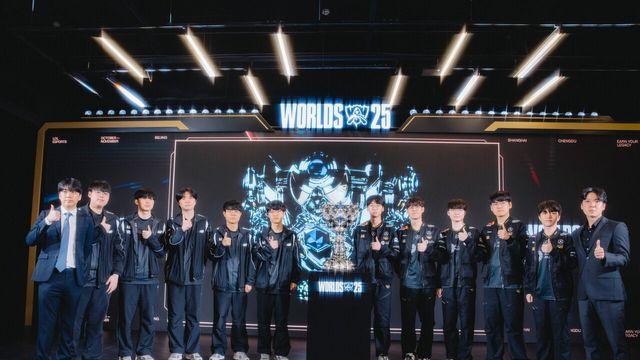 롤드컵 트로피를 두고 싸우는 KT vs T1 선수들 