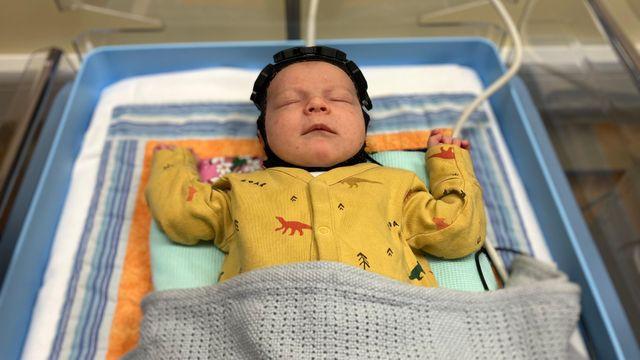 뇌 손상을 입은 아기들에게 희망이 될 수 있는 뇌파 측정 장치