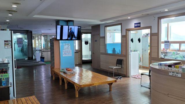 목욕탕 돌며 상습절도 70대女, 징역 2년