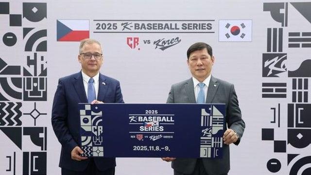 허구연 KBO 총재·주한체코대사, K-베이스볼 시리즈 1차전 공동 시구