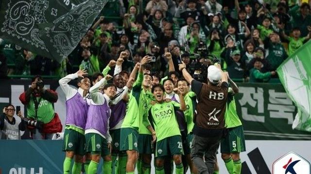 [STN 현장] ‘왕의 귀환’ 전북, K리그1 통산 10번째 챔피언 대관식 축포...‘대전 3-1 제압’