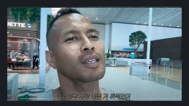 자신의 국적을 까먹은 남자.