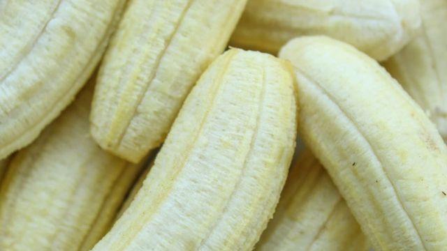 '식감 이상해서 맨날 먹지 않고 버렸는데..' 바나나 껍질 안 쪽에 항상 붙어 있는 '하얀 실' 정체