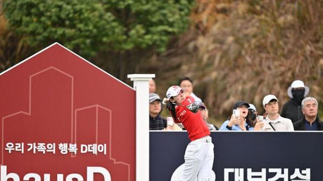 'LPGA 직행' 황유민, KLPGA 시즌 최종전 둘째 날 공동 1위