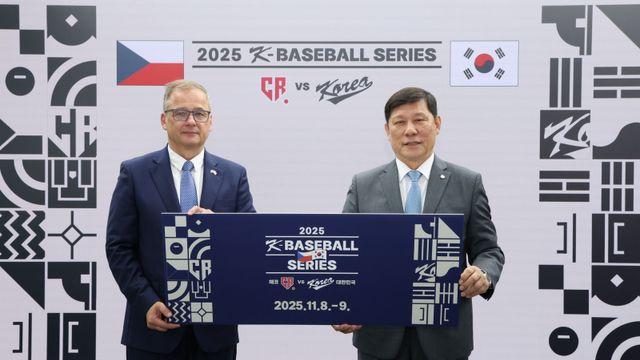 KBO 허구연 총재-주한체코대사, K-베이스볼 시리즈 1차전 시구…국가 독창은 박애리·김기선 씨