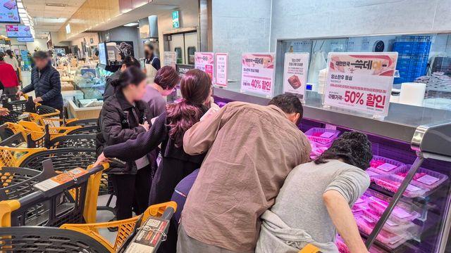 '김장부터 연어까지' 이마트·롯데마트, 가성비 경쟁 집중