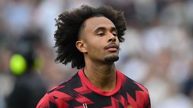 맨유, 입지 잃은 네덜란드산 거인 공격수 스왑딜 추진?→“맨유 로마 특급 3선 MF와 교환 원해”