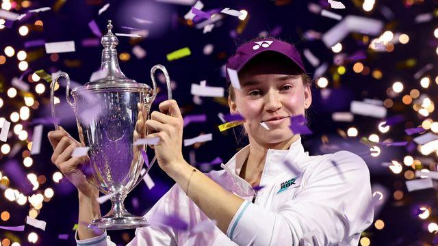 ‘76억 잭폿’ 리바키나, 사발렌카 꺾고 WTA 파이널스 우승…女 스포츠 단일 대회 최다 상금