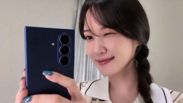 삼성 갤럭시 S25 쓰는 여배우