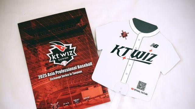 '이 선수 이름이 뭐예요? QR 코드 찰칵!' 한자로 한 땀 한 땀, 대만서도 빛난 KT의 팸플릿 마케팅