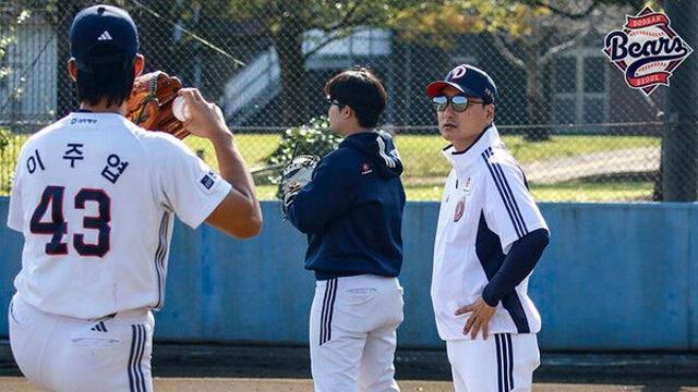 두산 정재훈·손지환 코치, 일본 미야자키 마무리캠프 합류