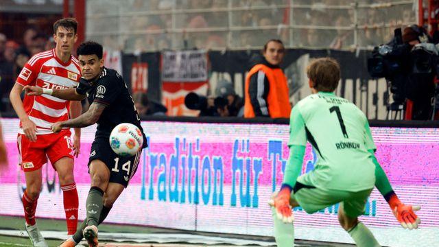 “케인도 머리 감싸 쥐었다” 동료들도 못 믿은 미친 득점 터졌다, 벌써 ‘올해의 골’ 등극 가능성까지