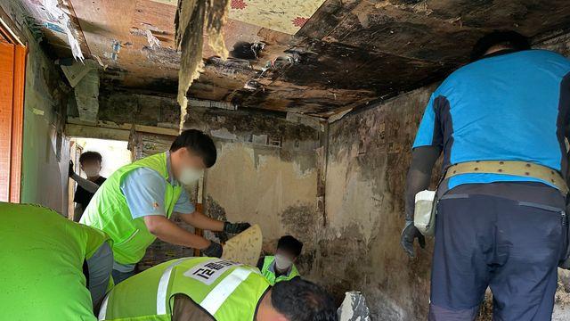 SH, 동대문구 취약 가구 방문해 집수리 봉사 가져