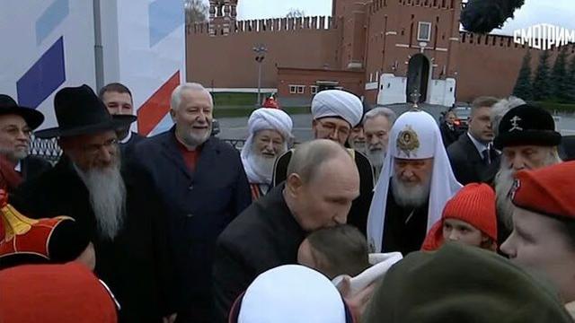 푸틴에 “삼촌 부상 치료해달라”…당당히 요구한 11세 소녀 화제