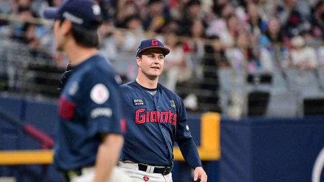 이럴 수가! '10승 거두고 OUT' 롯데 그 투수, 또 방출 통보 받았다…